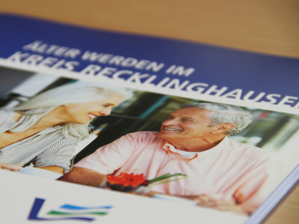 Informationsheft mit dem Titel Älter werden im Kreis Recklinghausen